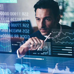 man-looking-at-data-adobe-vip-lizenzierung-teaser.jpg